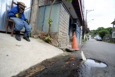 Vazamento dia e noite: Morador usa ironia como arma contra o desperdício de água potável no Centro de Pinheiral (Foto: Felipe Vieira)