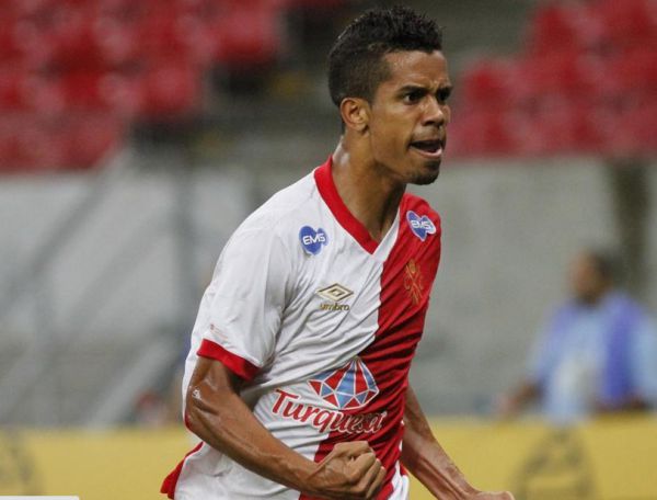 Chegando: Douglas Silva Vieira é uma das apostas do Náutico para encarar o Flamengo