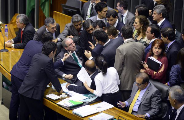 Bombas: Eduardo Cunha cumpre promessa de colocar pautas importantes para discussão em plenário (Foto: ABr)