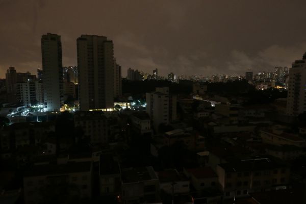 Apagando: Centros urbanos sofrem com apagões em determinados período do ano (foto: Arquivo)