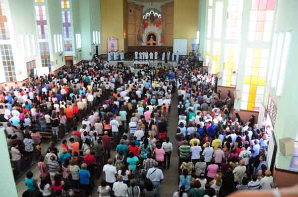 Pela fé: Igreja de Nossa Senhora da Conceição, no bairro Conforto, em Volta Redonda, ficou tomada de fiéis (Foto: Paulo Dimas)