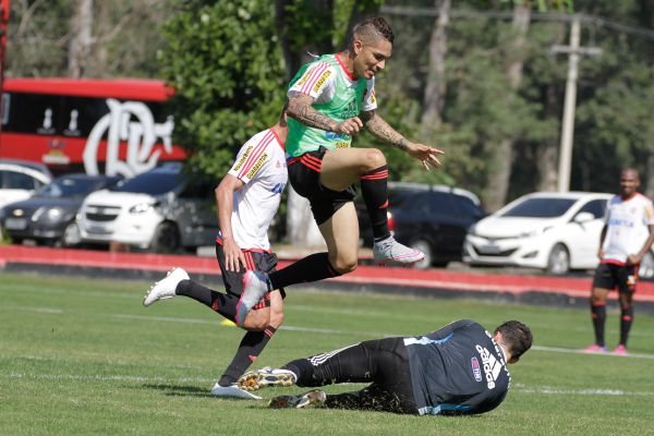 Saltando: Guerrero não poderá enfrentar o Atlético-PR (Foto: Gilvan de Souza)