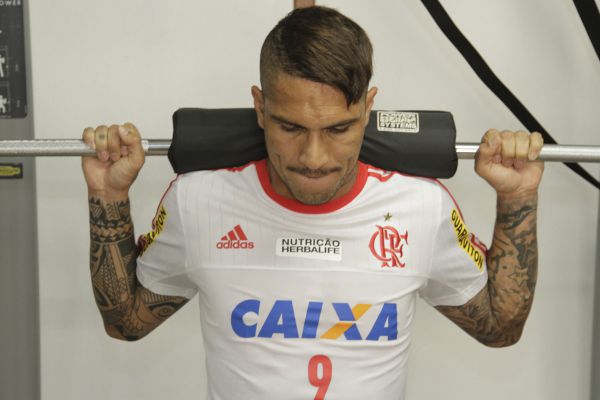  Nas redes: Guerrero se empenha nos treinos para voltar a marcar pelo Flamengo (Foto: Gilvan de Souza) 