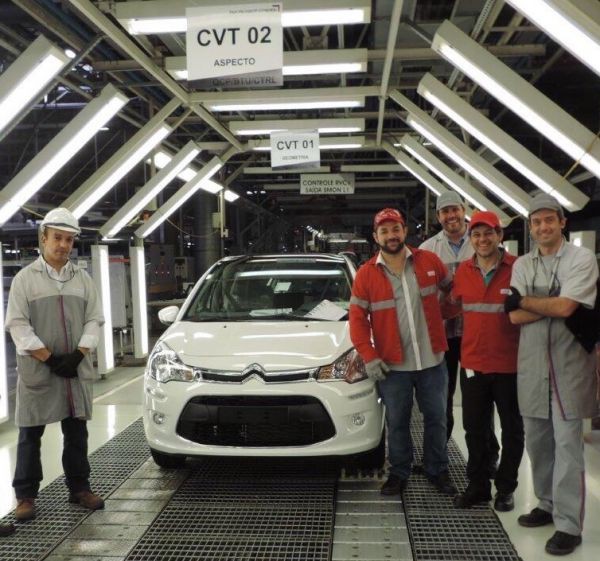 Na linha de produção: Alexandre e Augusto Serfiotis conheceram fábrica da PSA Peugeot Citroën