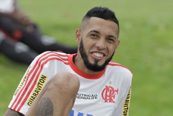 Otimismo: Paulinho aposta em dias melhores para o Flamengo (Foto: Gilvan de Souza)