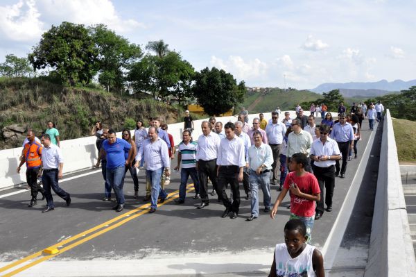 Caminhada: Jonas e Pezão, junto com outras autoridades e populares, atravessam a pé o viaduto sobre a Rodovia Presidente Dutra  (Foto: Paulo Dimas)