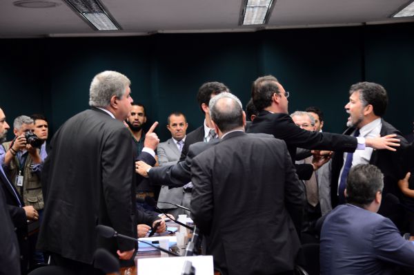 Crises: Parlamentares tentam conter brigões durante sessão no Conselho de Ética