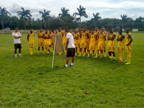 Em campo: Comissão técnica passa orientações para jogadores (Foto: Divulgação)