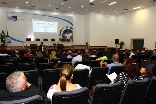 Em debate: Secretaria reuniu diretores para orientação quanto às próximas etapas do processo de revisão do Plano Estadual de Educação (Foto: Márcia Costa)