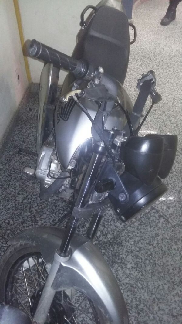 Veículo: Moto Honda CG 150, prata, foi encontrada por policiais depois de uma perseguição ao suspeito (Foto: Cedida pela Polícia Militar)