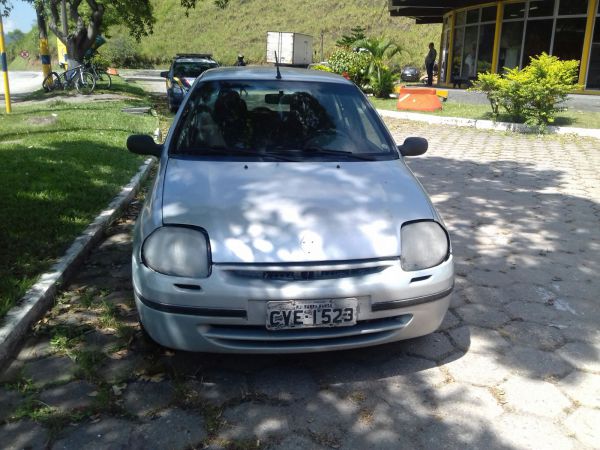 Na Via Dutra: Renault Clio constava no sistema da PRF como sendo um veículo furtado e acabou apreendido pelos agentes (Foto: Cedida pela PRF)