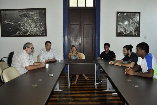 Diálogo: Universidade, conselho e coordenador da juventude discutem opções para estudantes em Angra dos Reis