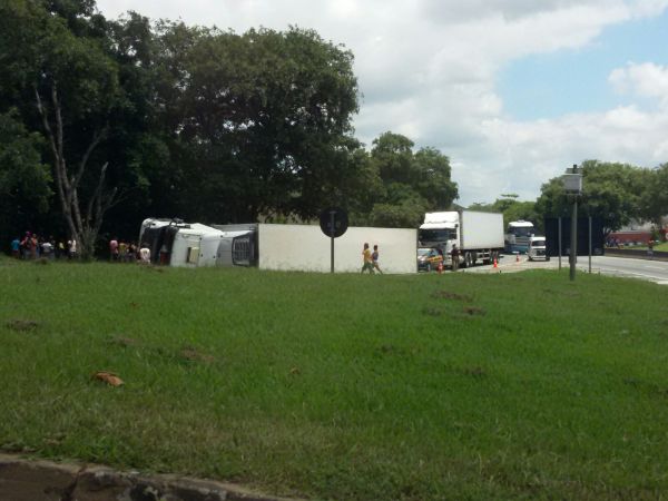 Carreta tombou na entrada de viaduto que dá acesso a Volta Redonda (foto: Enviada pelo WhatsApp)