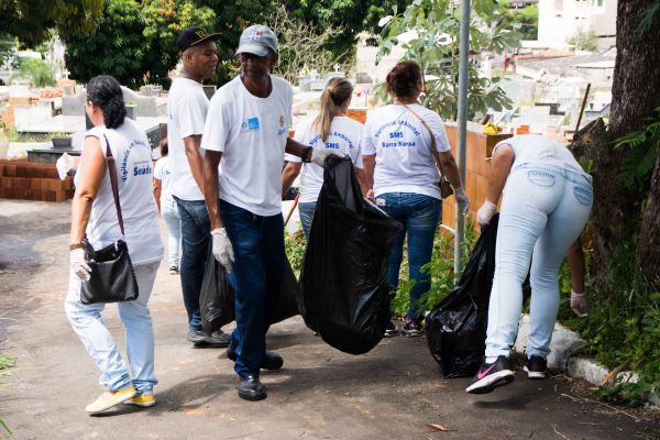 De olho: Servidores procuram por focos do mosquito da dengue no cemitério de Barra Mansa (Foto: Sergio Fortuna)