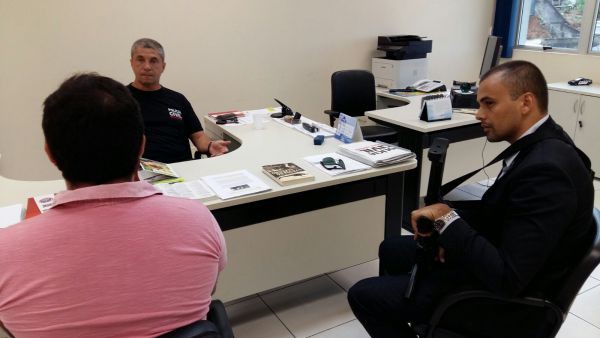 Apuração: Os delegados Saed Divan e Felipe Fonseca Peres e o suspeito de matar o prefeito (de blusa rosa)