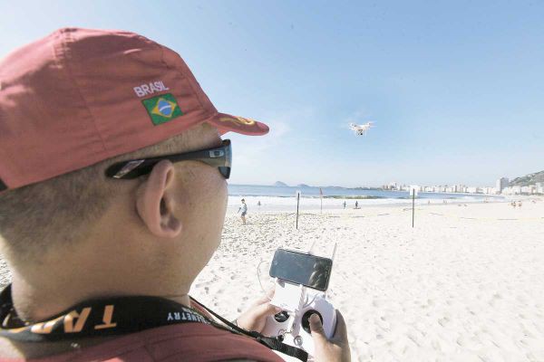 No ar: Pela primeira vez no verão carioca, drone tem contribuído para facilitar salvamentos de vítimas de afogamento (Foto: Maurício Pingo)