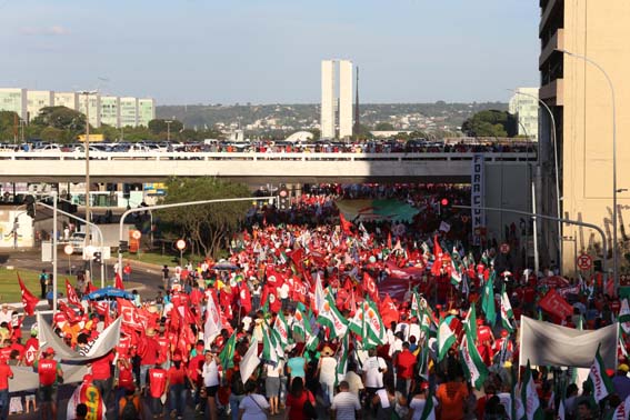 Brasília- DF- Brasil- Manifestantes realizam ato em defesa da democracia, em Brasilia. Foto: Lula Marques/ Agência PT