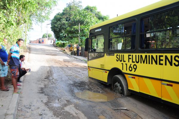Na Rua 24: Ônibus ficou dentro de um buraco e só foi retirado depois de um guincho ter sido chamado (Foto: Paulo Dimas)