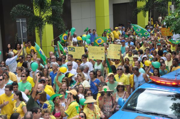 Volta Redonda: Manifestação de março passa pela Vila Santa Cecília