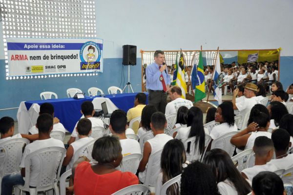 'Arma nem de brinquedo': Palestra foi ministrada pelo delegado Antônio Furtado, no Cras São Luiz, em Volta Redonda (Foto: Divulgação PMVR)