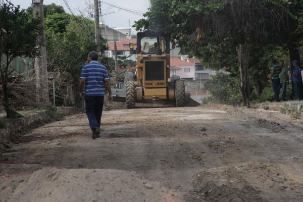 Começando: Bruno verifica condições de rua que será asfaltada em Quatis