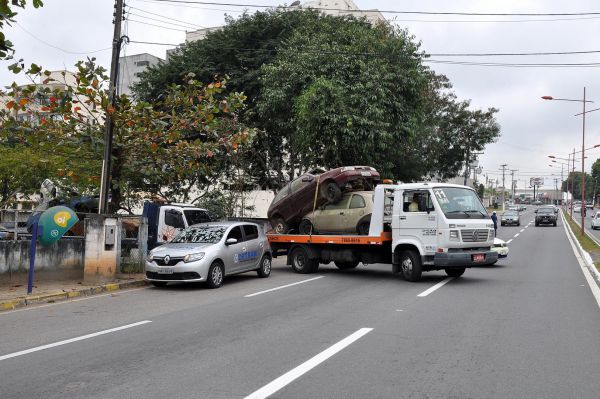 Após ação judicial: Carros foram retirados da antiga sede da Guarda Municipal, no bairro Montese (Foto: Divulgação PMR/Marcio Fabian)