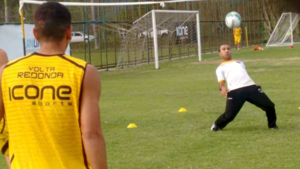 Dos tempos de jogador: Felipe Surian mostrou técnica no futevôlei em treinamento realizado nesta terça-feira (Foto: Manoel Alves)