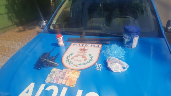 Pistola falsa, dinheiro e pinos com cocaína e vazios foram apreendidos (Foto: Cedida pela Polícia Militar)