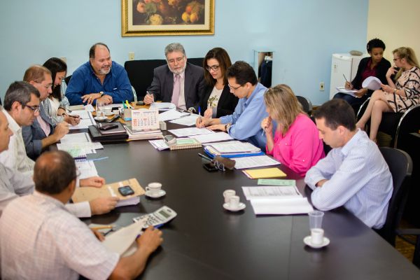 Em encontro com representantes da Caixa, Jonas discute processos e obras em andamento em Barra Mansa (Foto: Gabriel Borges - PMBM)