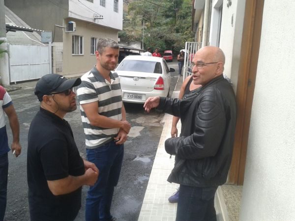 Nas ruas: Rodrigo adota tática de contato direto com eleitores
