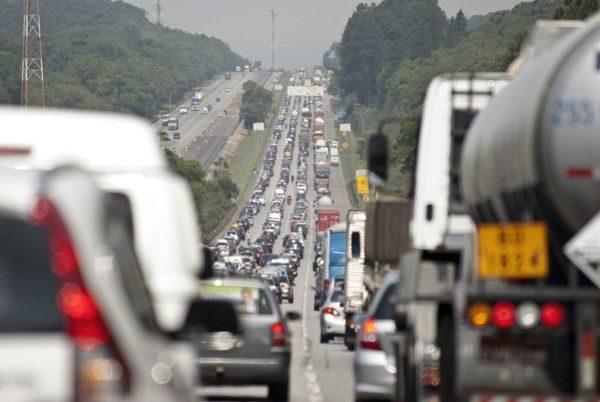 Engarrafados: Apesar de toda a falação sobre incentivo ao transporte público nada se faz (Foto: Arquivo)