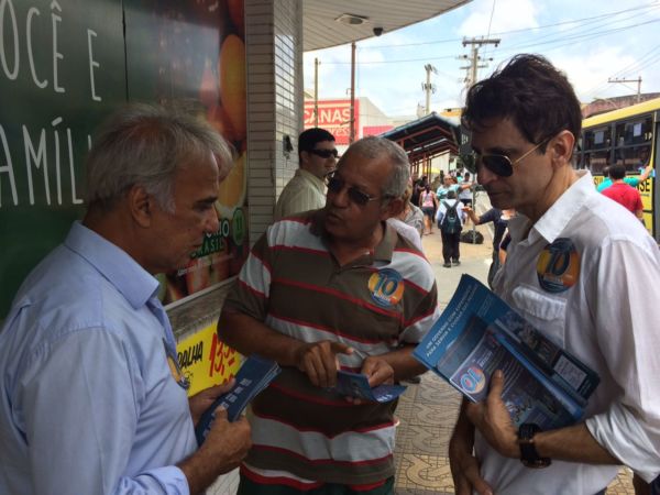 Na companhia do vereador Paulo Conrado e outras lideranças, Baltazar escutou a população e falou sobre a reta final da campanha (foto: Divulgação)