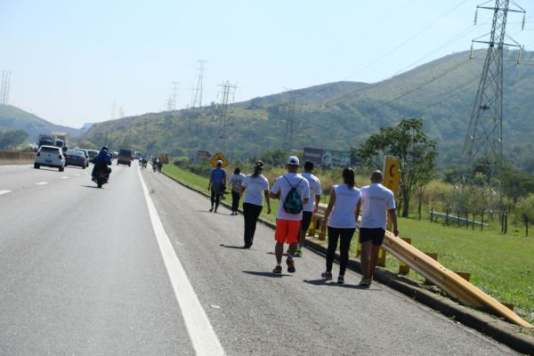 Pé na estrada: Mais de nove mil romeiros seguiram destino à cidade de Aparecida, no Vale do Paraíba (Foto: Divulgação/CCR NovaDutra)