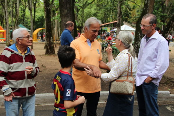 : Baltazar vai ao zoológico de Volta Redonda e conversa com visitantes (foto: Divulgação)