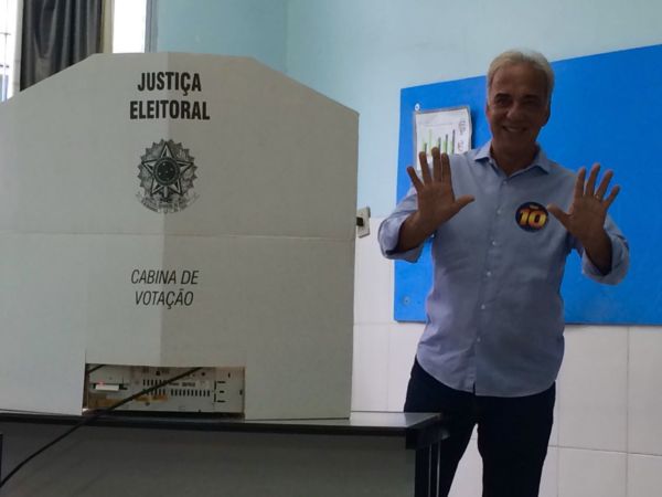 Baltazar votou no Colégio Miguel Couto, no Jardim Normândia (foto: Assessoria de Imprensa)