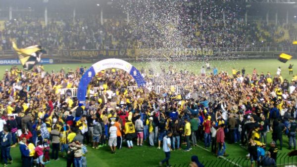 Em êxtase: Torcida invadiu o gramado após a vitória por 4 a 0 (Foto: Enviada via WhatsApp por Rafael Paiva)
