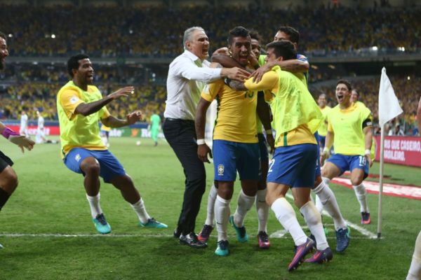 Golpe de misericórdia: Remanescente do 7 a 1 contra a Alemanha, Paulinho marcou o terceiro gol do Brasil contra a Argentina (Foto: Lucas Figueiredo/CBF)