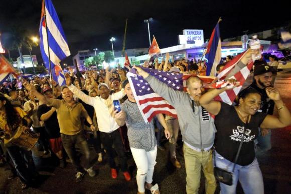 Nos Estados Unidos: Cubanos saíram às ruas de Miami para festejar a morte de Fidel Castro (Foto: Agência Lusa)