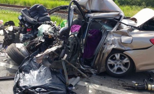 Veículo onde as vítimas fatais estavam ficou destruído (Foto: Cedida pela PRF)