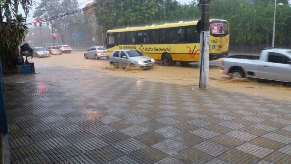 Na Beira-Rio, em Volta Redonda, ruas ficaram alagadas (foto: Enviada pelo WhatsApp)