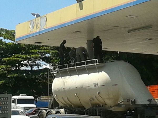 Caminhão onde corpo foi encontrado estava  num posto de combustível no bairro Boa Vista (Enviada via WhatsApp)