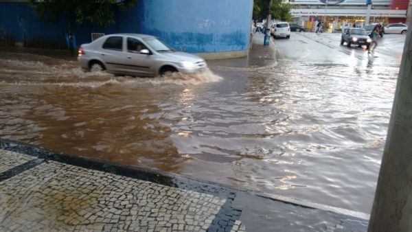 Em Barra Mansa, rua perto da prefeitura ficou alagada (foto: Aline Gouveia)