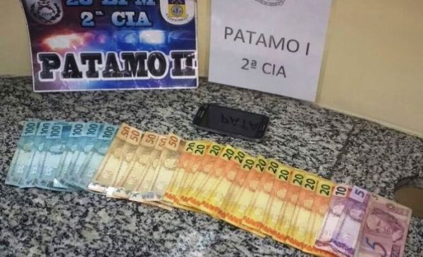 : Dinheiro que jovem ofereceu para não ser preso acabou sendo apreendido (foto: Cedida pela PM)