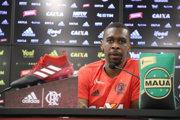 De contrato renovado: Zagueiro Juan também falou sobre sua permanência no clube em 2017 (Foto: Gilvan de Souza / Flamengo)