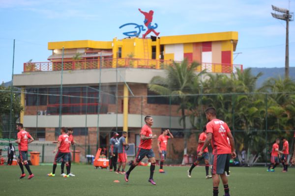 Na casa do Galinho: Flamengou treinou ontem no campo de grama sintética do CFZ (Foto: Gilvan de Souza/Flamengo)