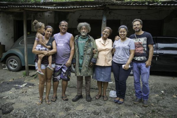 Reencontro: Zé Ferreira (ao centro) com o casal de comerciantes que o acolheu e a família de Guarulhos-SP (Foto: Divulgação PMP/Alexandre Teixeira)