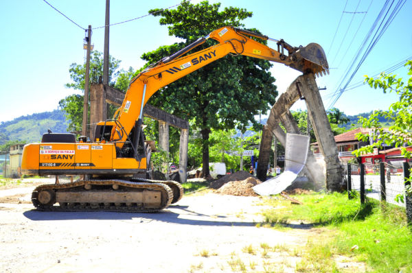 Remoção: Retroescavadeira foi usada na demolição dos imóveis que foram desapropriados para alargamento da Avenida Ayrton Senna (Foto: Divulgação PMAR/Wagner Gusmão)