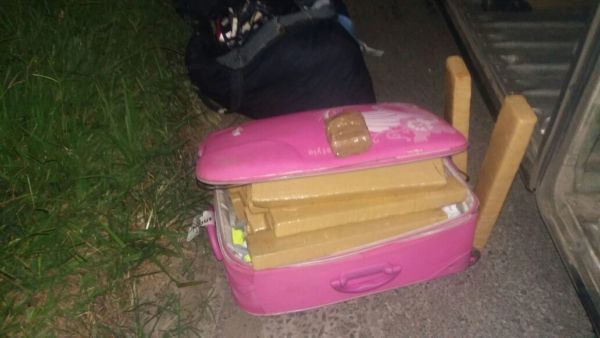 Droga estava escondida numa mala e iria ser entregue em Vitória (foto: Cedida pela PRF)