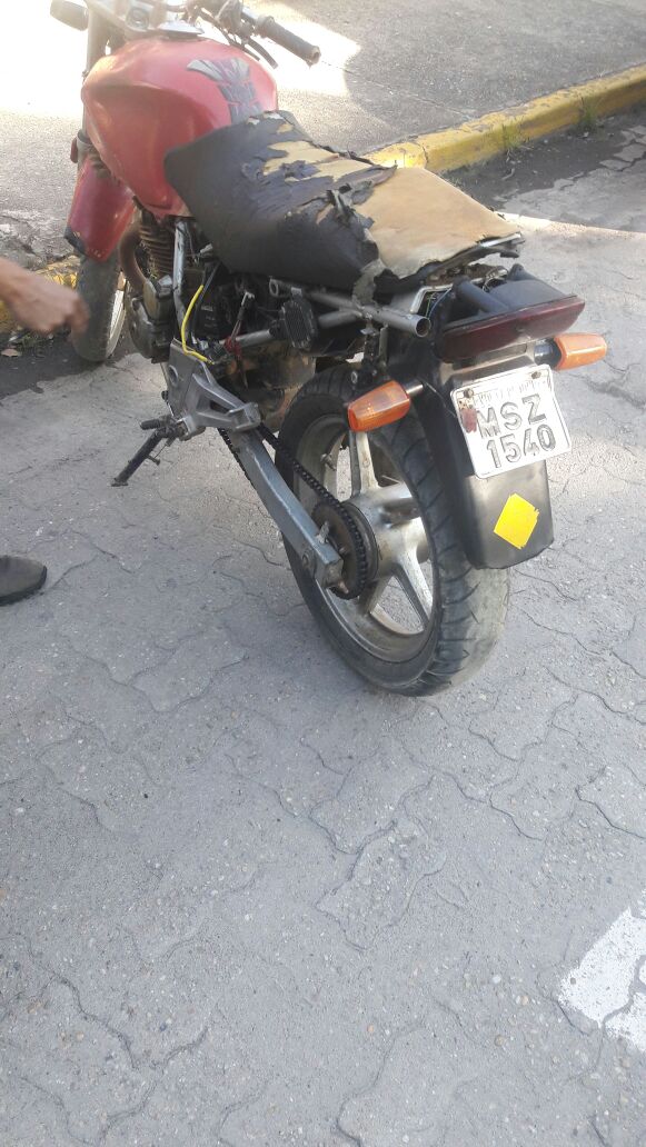 Dupla caiu de moto ao fugir da polícia, em Resende (foto: Cedida pela PM)