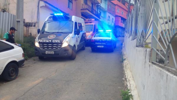 Policiais continuam fazendo buscas no Morro da Glória, onde cemitério clandestino foi descoberto (foto: Enviado por WhatsApp)